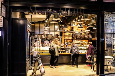 Tel Aviv, İsrail - 23 Şubat 2022 Sarona Market, İsrail 'in en büyük kapalı gıda pazarı. Orada yiyecek ve içecek sunan yaklaşık 90 dükkan, büfe, market ve restoran bulabilirsiniz.