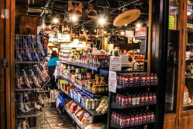 Tel Aviv, İsrail - 23 Şubat 2022 Sarona Market, İsrail 'in en büyük kapalı gıda pazarı. Orada yiyecek ve içecek sunan yaklaşık 90 dükkan, büfe, market ve restoran bulabilirsiniz.