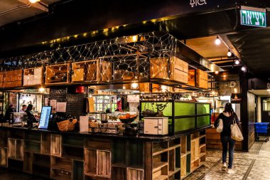 Tel Aviv, İsrail - 23 Şubat 2022 Sarona Market, İsrail 'in en büyük kapalı gıda pazarı. Orada yiyecek ve içecek sunan yaklaşık 90 dükkan, büfe, market ve restoran bulabilirsiniz.