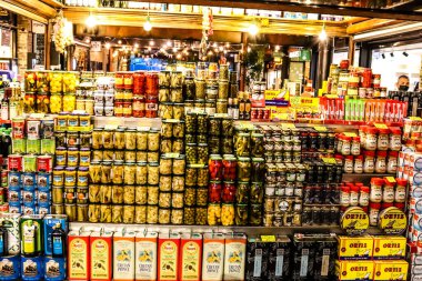 Tel Aviv, İsrail - 23 Şubat 2022 Sarona Market, İsrail 'in en büyük kapalı gıda pazarı. Orada yiyecek ve içecek sunan yaklaşık 90 dükkan, büfe, market ve restoran bulabilirsiniz.