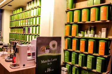 Tel Aviv, İsrail - 23 Şubat 2022 Sarona Market, İsrail 'in en büyük kapalı gıda pazarı. Orada yiyecek ve içecek sunan yaklaşık 90 dükkan, büfe, market ve restoran bulabilirsiniz.