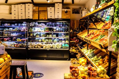 Tel Aviv, İsrail - 23 Şubat 2022 Sarona Market, İsrail 'in en büyük kapalı gıda pazarı. Orada yiyecek ve içecek sunan yaklaşık 90 dükkan, büfe, market ve restoran bulabilirsiniz.