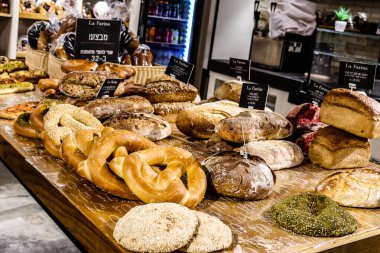 Tel Aviv, İsrail - 23 Şubat 2022 Sarona Market, İsrail 'in en büyük kapalı gıda pazarı. Orada yiyecek ve içecek sunan yaklaşık 90 dükkan, büfe, market ve restoran bulabilirsiniz.