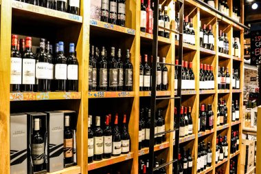 Tel Aviv, İsrail - 23 Şubat 2022 Sarona Market, İsrail 'in en büyük kapalı gıda pazarı. Orada yiyecek ve içecek sunan yaklaşık 90 dükkan, büfe, market ve restoran bulabilirsiniz.