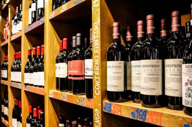 Tel Aviv, İsrail - 23 Şubat 2022 Sarona Market, İsrail 'in en büyük kapalı gıda pazarı. Orada yiyecek ve içecek sunan yaklaşık 90 dükkan, büfe, market ve restoran bulabilirsiniz.