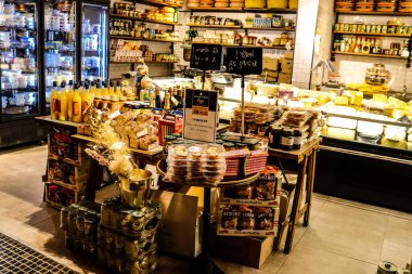 Tel Aviv, İsrail - 23 Şubat 2022 Sarona Market, İsrail 'in en büyük kapalı gıda pazarı. Orada yiyecek ve içecek sunan yaklaşık 90 dükkan, büfe, market ve restoran bulabilirsiniz.