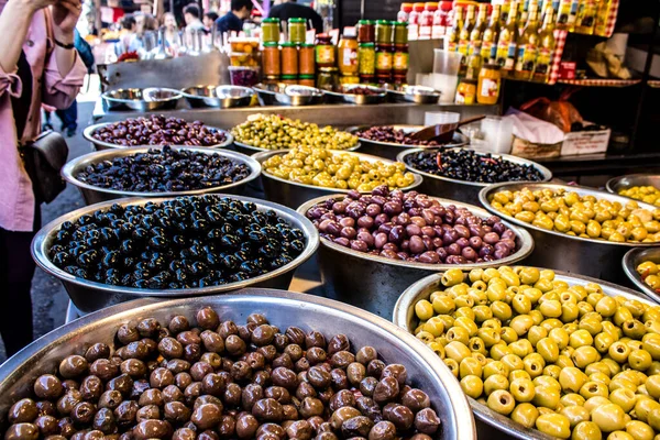 Tel Aviv Israel Febrero 2022 Varias Aceitunas Venden Vibrante Mercado —  Fotos de Stock
