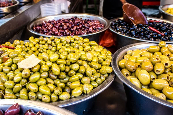 Tel Aviv Izrael Února 2022 Různé Olivy Prodávané Pulzujícím Trhu — Stock fotografie