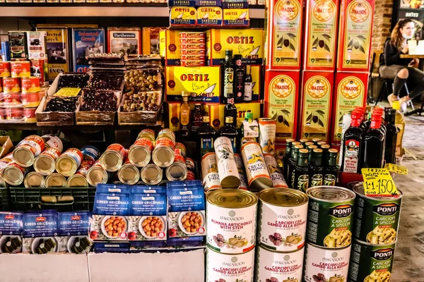 イスラエルのテルアビブ 2022年2月23日サローナ市場はイスラエル最大の屋内食品市場です 約90のショップ キオスク 食料品店 飲食店があります — ストック写真