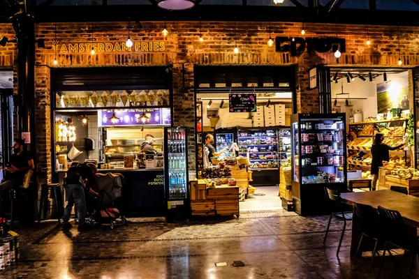 Tel Aviv, İsrail - 23 Şubat 2022 Sarona Market, İsrail 'in en büyük kapalı gıda pazarı. Orada yiyecek ve içecek sunan yaklaşık 90 dükkan, büfe, market ve restoran bulabilirsiniz.