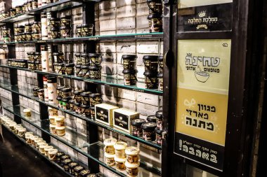 Tel Aviv, İsrail - 23 Şubat 2022 Sarona Market, İsrail 'in en büyük kapalı gıda pazarı. Orada yiyecek ve içecek sunan yaklaşık 90 dükkan, büfe, market ve restoran bulabilirsiniz.