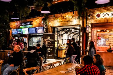 Tel Aviv, İsrail - 23 Şubat 2022 Sarona Market, İsrail 'in en büyük kapalı gıda pazarı. Orada yiyecek ve içecek sunan yaklaşık 90 dükkan, büfe, market ve restoran bulabilirsiniz.