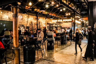 Tel Aviv, İsrail - 23 Şubat 2022 Sarona Market, İsrail 'in en büyük kapalı gıda pazarı. Orada yiyecek ve içecek sunan yaklaşık 90 dükkan, büfe, market ve restoran bulabilirsiniz.