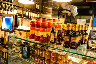 Tel Aviv, İsrail - 23 Şubat 2022 Sarona Market, İsrail 'in en büyük kapalı gıda pazarı. Orada yiyecek ve içecek sunan yaklaşık 90 dükkan, büfe, market ve restoran bulabilirsiniz.