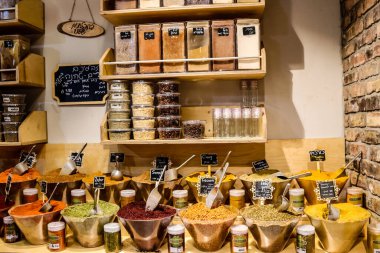 Tel Aviv, İsrail - 23 Şubat 2022 Sarona Market, İsrail 'in en büyük kapalı gıda pazarı. Orada yiyecek ve içecek sunan yaklaşık 90 dükkan, büfe, market ve restoran bulabilirsiniz.