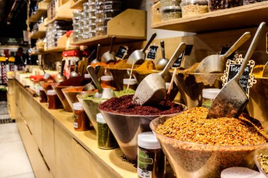 Tel Aviv, İsrail - 23 Şubat 2022 Sarona Market, İsrail 'in en büyük kapalı gıda pazarı. Orada yiyecek ve içecek sunan yaklaşık 90 dükkan, büfe, market ve restoran bulabilirsiniz.