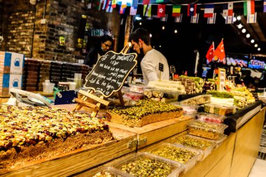 Tel Aviv, İsrail - 23 Şubat 2022 Sarona Market, İsrail 'in en büyük kapalı gıda pazarı. Orada yiyecek ve içecek sunan yaklaşık 90 dükkan, büfe, market ve restoran bulabilirsiniz.