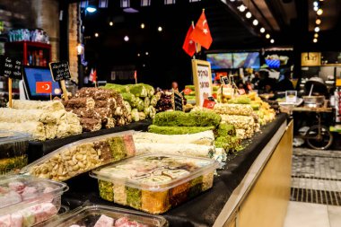 Tel Aviv, İsrail - 23 Şubat 2022 Sarona Market, İsrail 'in en büyük kapalı gıda pazarı. Orada yiyecek ve içecek sunan yaklaşık 90 dükkan, büfe, market ve restoran bulabilirsiniz.