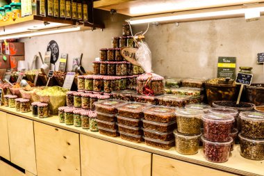 Tel Aviv, İsrail - 23 Şubat 2022 Sarona Market, İsrail 'in en büyük kapalı gıda pazarı. Orada yiyecek ve içecek sunan yaklaşık 90 dükkan, büfe, market ve restoran bulabilirsiniz.