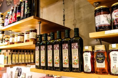 Tel Aviv, İsrail - 23 Şubat 2022 Sarona Market, İsrail 'in en büyük kapalı gıda pazarı. Orada yiyecek ve içecek sunan yaklaşık 90 dükkan, büfe, market ve restoran bulabilirsiniz.