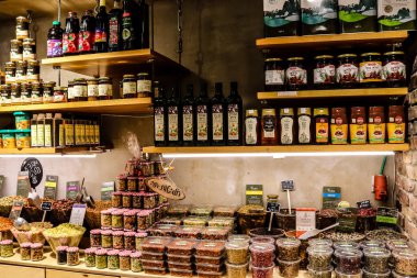 Tel Aviv, İsrail - 23 Şubat 2022 Sarona Market, İsrail 'in en büyük kapalı gıda pazarı. Orada yiyecek ve içecek sunan yaklaşık 90 dükkan, büfe, market ve restoran bulabilirsiniz.