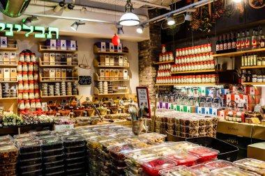 Tel Aviv, İsrail - 23 Şubat 2022 Sarona Market, İsrail 'in en büyük kapalı gıda pazarı. Orada yiyecek ve içecek sunan yaklaşık 90 dükkan, büfe, market ve restoran bulabilirsiniz.