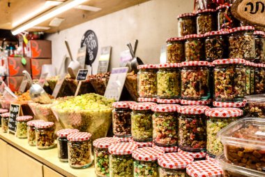 Tel Aviv, İsrail - 23 Şubat 2022 Sarona Market, İsrail 'in en büyük kapalı gıda pazarı. Orada yiyecek ve içecek sunan yaklaşık 90 dükkan, büfe, market ve restoran bulabilirsiniz.