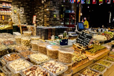 Tel Aviv, İsrail - 23 Şubat 2022 Sarona Market, İsrail 'in en büyük kapalı gıda pazarı. Orada yiyecek ve içecek sunan yaklaşık 90 dükkan, büfe, market ve restoran bulabilirsiniz.