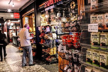 Tel Aviv, İsrail - 23 Şubat 2022 Sarona Market, İsrail 'in en büyük kapalı gıda pazarı. Orada yiyecek ve içecek sunan yaklaşık 90 dükkan, büfe, market ve restoran bulabilirsiniz.