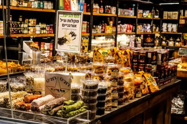 Tel Aviv, İsrail - 23 Şubat 2022 Sarona Market, İsrail 'in en büyük kapalı gıda pazarı. Orada yiyecek ve içecek sunan yaklaşık 90 dükkan, büfe, market ve restoran bulabilirsiniz.