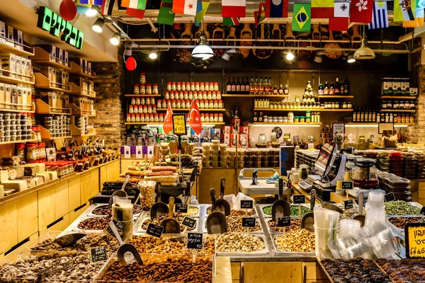 Tel Aviv, İsrail - 23 Şubat 2022 Sarona Market, İsrail 'in en büyük kapalı gıda pazarı. Orada yiyecek ve içecek sunan yaklaşık 90 dükkan, büfe, market ve restoran bulabilirsiniz.