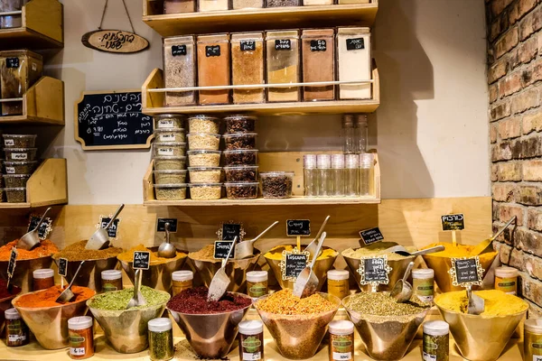 Tel Aviv, İsrail - 23 Şubat 2022 Sarona Market, İsrail 'in en büyük kapalı gıda pazarı. Orada yiyecek ve içecek sunan yaklaşık 90 dükkan, büfe, market ve restoran bulabilirsiniz.