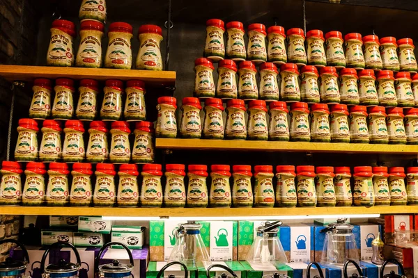 Tel Aviv, İsrail - 23 Şubat 2022 Sarona Market, İsrail 'in en büyük kapalı gıda pazarı. Orada yiyecek ve içecek sunan yaklaşık 90 dükkan, büfe, market ve restoran bulabilirsiniz.