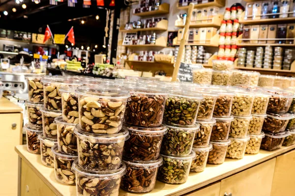 Tel Aviv, İsrail - 23 Şubat 2022 Sarona Market, İsrail 'in en büyük kapalı gıda pazarı. Orada yiyecek ve içecek sunan yaklaşık 90 dükkan, büfe, market ve restoran bulabilirsiniz.