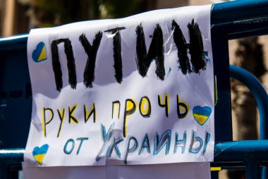 Tel Aviv, İsrail - 1 Mart 2022 Rusya 'nın Ukrayna' ya yönelik politikasına karşı Tel Aviv 'deki Rus Büyükelçiliği önünde protesto afişi