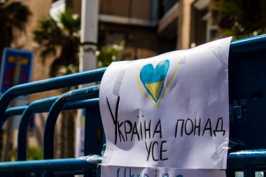 Tel Aviv, İsrail - 1 Mart 2022 Rusya 'nın Ukrayna' ya yönelik politikasına karşı Tel Aviv 'deki Rus Büyükelçiliği önünde protesto afişi