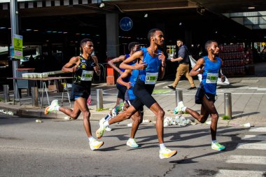 Tel Aviv, İsrail - 25 Şubat 2022 'de İsrail' deki koronavirüs salgınının ardından 25 Şubat 'ta gerçekleştirilen Samsung Maratonu' nda koşucular