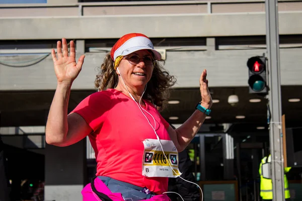 Tel Aviv, İsrail - 25 Şubat 2022 'de İsrail' deki koronavirüs salgınının ardından 25 Şubat 'ta gerçekleştirilen Samsung Maratonu' nda koşucular