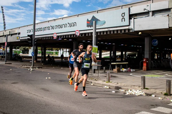 以色列特拉维夫 2022年2月25日 在特拉维夫三星马拉松赛街上的跑步者在以色列爆发了一场长达一年的禽流感后 于2月25日在这条街上跑步 — 图库照片