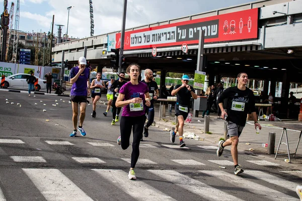イスラエルのテルアビブ 2022年2月25日イスラエルでのコロナウイルス発生後1年間の避難後2月25日に行われるサムスンマラソンでテルアビブの通りでランナー — ストック写真