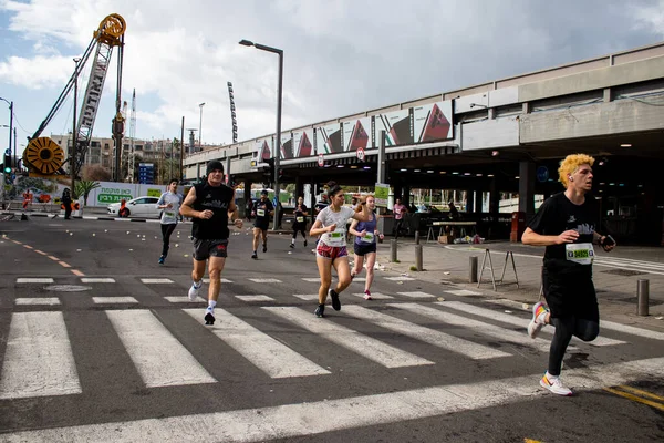 イスラエルのテルアビブ 2022年2月25日イスラエルでのコロナウイルス発生後1年間の避難後2月25日に行われるサムスンマラソンでテルアビブの通りでランナー — ストック写真