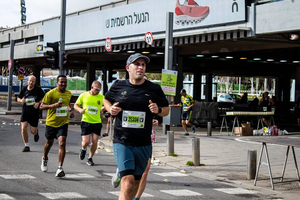 以色列特拉维夫 2022年2月25日 在特拉维夫三星马拉松赛街上的跑步者在以色列爆发了一场长达一年的禽流感后 于2月25日在这条街上跑步 — 图库照片