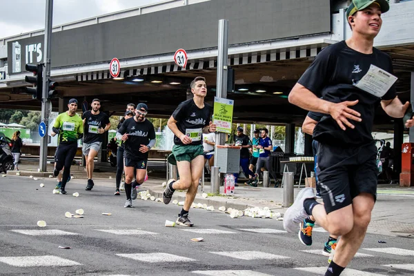 이스라엘 아비브 2022 달리기 선수들 텔아비브의 거리에서 열리는 마라톤 대회에서 — 스톡 사진
