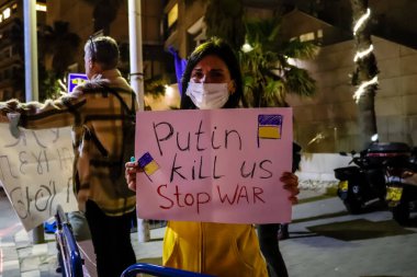 Rusya 'nın Ukrayna' ya yönelik politikasını Tel Aviv 'deki Rus Büyükelçiliği önünde protesto edenler, protestocular anlaşmazlıklarını göstermek için her gün toplanıyorlar.