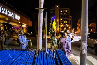 Rusya 'nın Ukrayna' ya yönelik politikasını Tel Aviv 'deki Rus Büyükelçiliği önünde protesto edenler, protestocular anlaşmazlıklarını göstermek için her gün toplanıyorlar.