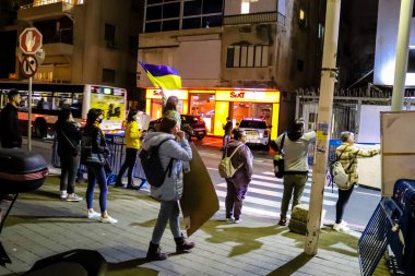 Rusya 'nın Ukrayna' ya yönelik politikasını Tel Aviv 'deki Rus Büyükelçiliği önünde protesto edenler, protestocular anlaşmazlıklarını göstermek için her gün toplanıyorlar.