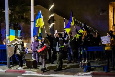 Rusya 'nın Ukrayna' ya yönelik politikasını Tel Aviv 'deki Rus Büyükelçiliği önünde protesto edenler, protestocular anlaşmazlıklarını göstermek için her gün toplanıyorlar.