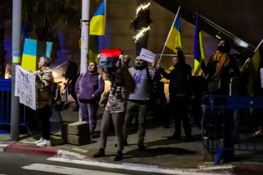 Rusya 'nın Ukrayna' ya yönelik politikasını Tel Aviv 'deki Rus Büyükelçiliği önünde protesto edenler, protestocular anlaşmazlıklarını göstermek için her gün toplanıyorlar.