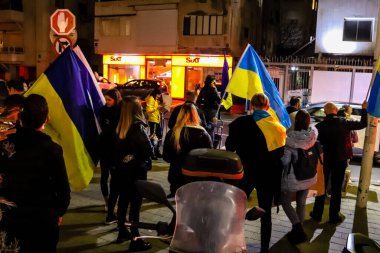 Rusya 'nın Ukrayna' ya yönelik politikasını Tel Aviv 'deki Rus Büyükelçiliği önünde protesto edenler, protestocular anlaşmazlıklarını göstermek için her gün toplanıyorlar.