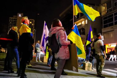 Rusya 'nın Ukrayna' ya yönelik politikasını Tel Aviv 'deki Rus Büyükelçiliği önünde protesto edenler, protestocular anlaşmazlıklarını göstermek için her gün toplanıyorlar.